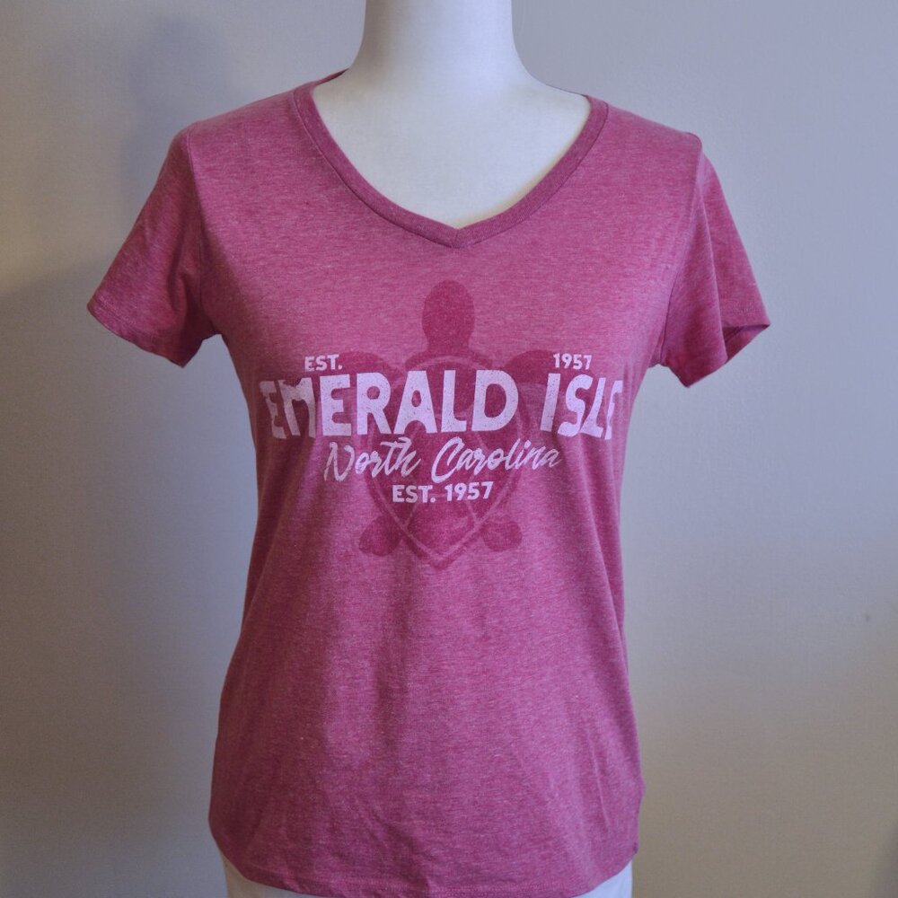 Prairie Mountain Sea Turtle Emerald Isle V-Neck Pink T-Shirt - Size S